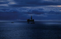 Plateforme de nuit. © Philip Plisson / Plisson La Trinité / AA04228 - Nos reportages photos - Plateforme pétrolière