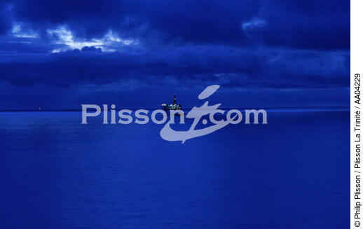 PLateforme de nuit. - © Philip Plisson / Plisson La Trinité / AA04229 - Photo Galleries - Oil rig