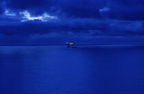 PLateforme de nuit. © Philip Plisson / Plisson La Trinité / AA04229 - Nos reportages photos - Moment de la journée