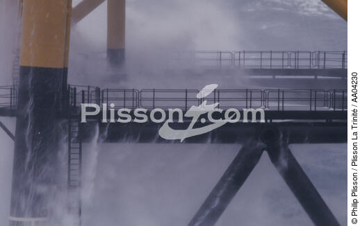 Vague sur la passerelle d'une plateforme. - © Philip Plisson / Plisson La Trinité / AA04230 - Nos reportages photos - Plateforme pétrolière
