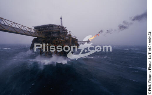 Rough sea on an oil platform. - © Philip Plisson / Pêcheur d’Images / AA04231 - Photo Galleries - Storms