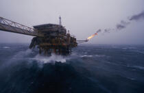 Mer agitée sur une plateforme pétrolière. © Philip Plisson / Plisson La Trinité / AA04231 - Nos reportages photos - Mer agitée