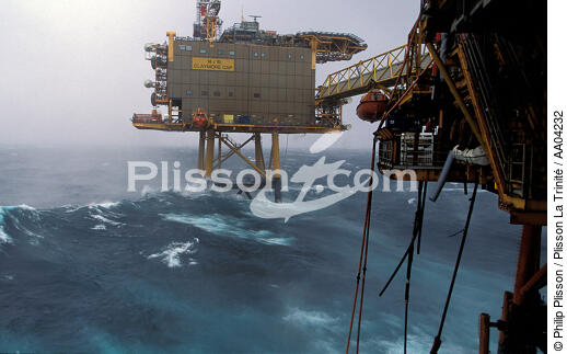 La plateforme pétrolière de Claymore en mer du nord. - © Philip Plisson / Plisson La Trinité / AA04232 - Photo Galleries - Site of interest [Scot]