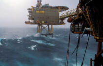 La plateforme pétrolière de Claymore en mer du nord. © Philip Plisson / Plisson La Trinité / AA04232 - Nos reportages photos - Industrie pétrolière