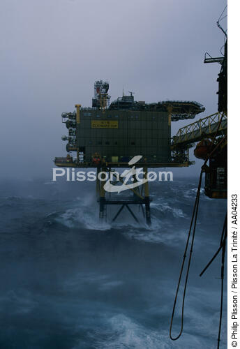 PLateforme pétrolière en Ecosse. - © Philip Plisson / Plisson La Trinité / AA04233 - Nos reportages photos - Plateforme pétrolière