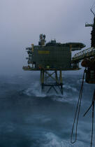 PLateforme pétrolière en Ecosse. © Philip Plisson / Plisson La Trinité / AA04233 - Nos reportages photos - Mer agitée