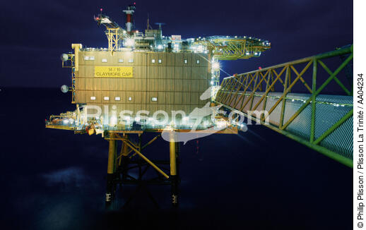 Plateforme pétrolière illuminée la nuit. - © Philip Plisson / Plisson La Trinité / AA04234 - Photo Galleries - Oil rig