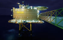 Plateforme pétrolière illuminée la nuit. © Philip Plisson / Plisson La Trinité / AA04234 - Photo Galleries - Moment of the day