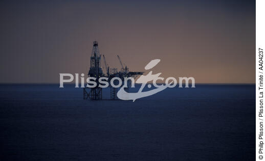 Magellan : plate forme pétrolière en mer du nord - © Philip Plisson / Plisson La Trinité / AA04237 - Nos reportages photos - Plateforme pétrolière