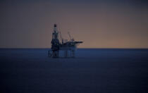 Magellan : plate forme pétrolière en mer du nord © Philip Plisson / Plisson La Trinité / AA04237 - Photo Galleries - Oil industry