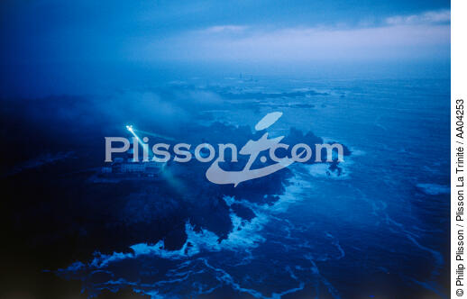 Les feux de la mer - © Philip Plisson / Plisson La Trinité / AA04253 - Nos reportages photos - Créac'h