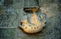 Nef sculpté dans le mur d'une église © Philip Plisson / Plisson La Trinité / AA04264 - Photo Galleries - Finistère