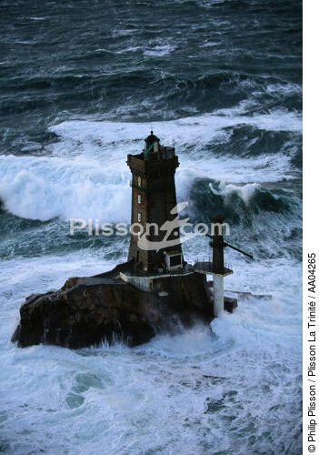 Le phare de la Vieille dans le Raz de Sein - © Philip Plisson / Plisson La Trinité / AA04265 - Nos reportages photos - Mer d'Iroise