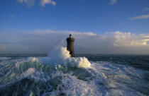 Le phare du Four secoué par les vagues © Guillaume Plisson / Plisson La Trinité / AA04266 - Nos reportages photos - Mer agitée