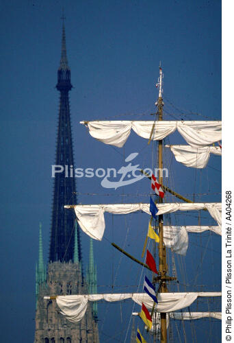 Voile d'un grand voilier devant la cathédrale de Rouen. - © Philip Plisson / Plisson La Trinité / AA04268 - Nos reportages photos - Normandie