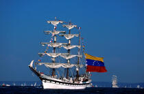 Le Simon Bolivar pendant l'Armada à Rouen © Philip Plisson / Plisson La Trinité / AA04274 - Nos reportages photos - Grand voilier
