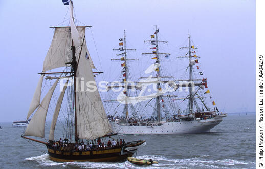 Le Renard et le Christian Radich - © Philip Plisson / Plisson La Trinité / AA04279 - Photo Galleries - Three-masted square-rigged ship