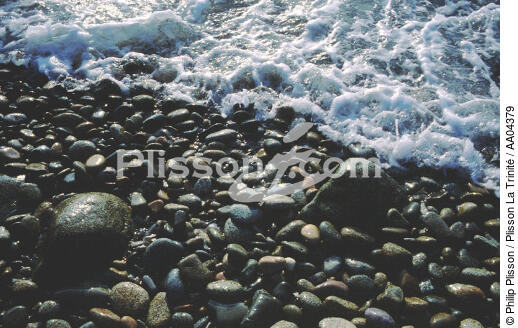 Vague sur galets - © Philip Plisson / Plisson La Trinité / AA04379 - Photo Galleries - Wave