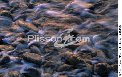 Flou de vagues sur galets. - © Philip Plisson / Plisson La Trinité / AA04382 - Photo Galleries - Pebble