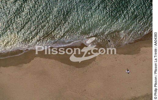 Seul sur la plage. - © Philip Plisson / Plisson La Trinité / AA04383 - Photo Galleries - Wave