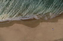 Seul sur la plage. © Philip Plisson / Pêcheur d’Images / AA04383 - Photo Galleries - Beach