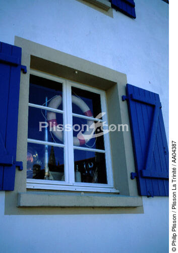 Fenêtre d'une maison à Ma Trinité sur Mer. - © Philip Plisson / Plisson La Trinité / AA04387 - Nos reportages photos - Ville [56]