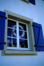 Fenêtre d'une maison à Ma Trinité sur Mer. © Philip Plisson / Plisson La Trinité / AA04387 - Nos reportages photos - Ville [56]