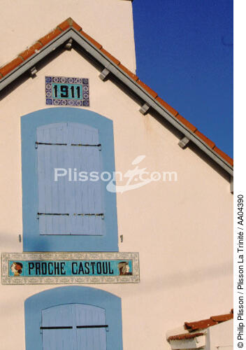 Façade d'une maison à Belle-île. - © Philip Plisson / Plisson La Trinité / AA04390 - Nos reportages photos - Fenêtre