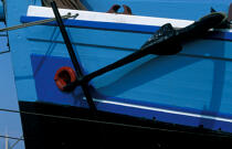 Ancre à l'avant d'un bateau de couleur. © Philip Plisson / Plisson La Trinité / AA04402 - Nos reportages photos - Elément d'un bateau