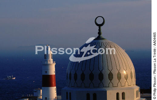 La mosquée et le phare de Gibraltar, petite colonie britanique située à la pointe de la péninsule ibérique. - © Philip Plisson / Plisson La Trinité / AA04465 - Nos reportages photos - Gibraltar