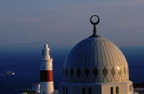 La mosquée et le phare de Gibraltar, petite colonie britanique située à la pointe de la péninsule ibérique. © Philip Plisson / Plisson La Trinité / AA04465 - Nos reportages photos - Europa Point [phare de]