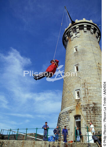 Relève de gardien de phare sur Le Four - © Philip Plisson / Plisson La Trinité / AA04504 - Nos reportages photos - Four [Le]