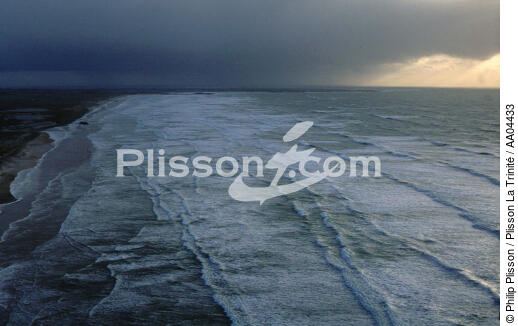 Trouée de lumière sur une plage. - © Philip Plisson / Plisson La Trinité / AA04433 - Photo Galleries - Audierne [Bay of]