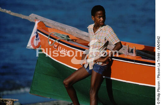 Enfant martiniquais accoudé à une barque. - © Philip Plisson / Plisson La Trinité / AA04542 - Nos reportages photos - Antilles [Les]