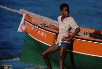 Enfant martiniquais accoudé à une barque. © Philip Plisson / Plisson La Trinité / AA04542 - Nos reportages photos - Portrait