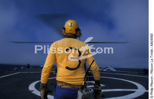 Personne manoeuvrant pour l'aterrissage d'un hèélicoptère. - © Philip Plisson / Plisson La Trinité / AA04560 - Photo Galleries - Air transport