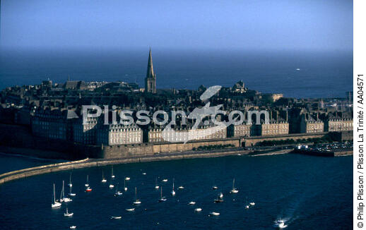 Saint-Malo inta-muros à marée haute. - © Philip Plisson / Plisson La Trinité / AA04571 - Nos reportages photos - Côte d'Emeraude [la]