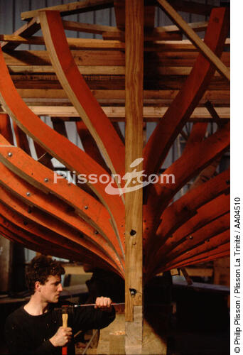 Le chantier du Guip sur l'ile-aux-Moine poursuit la tradition de la construction à l'ancienne. - © Philip Plisson / Plisson La Trinité / AA04510 - Nos reportages photos - Portrait