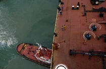 Equipage sur le pont d'un cargo. © Philip Plisson / Plisson La Trinité / AA04514 - Nos reportages photos - Hydrologie