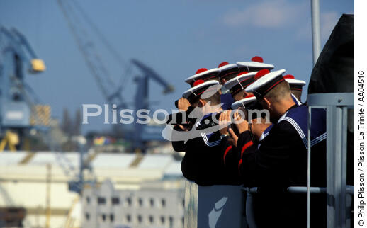 Navire de la marine quittant le port de Brest. - © Philip Plisson / Plisson La Trinité / AA04516 - Nos reportages photos - Marine nationale