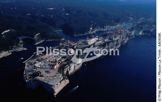 Village de Bonifacio sur la falaise. - © Philip Plisson / Plisson La Trinité / AA04596 - Nos reportages photos - Corse