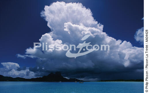 Nuages sur une montagne Polynésienne. - © Philip Plisson / Plisson La Trinité / AA04428 - Nos reportages photos - Nuage
