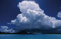 Nuages sur une montagne Polynésienne. © Philip Plisson / Plisson La Trinité / AA04428 - Photo Galleries - Cloud
