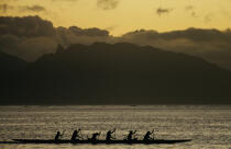Pirogue en Polynésie française. © Philip Plisson / Plisson La Trinité / AA04429 - Nos reportages photos - Pirogue