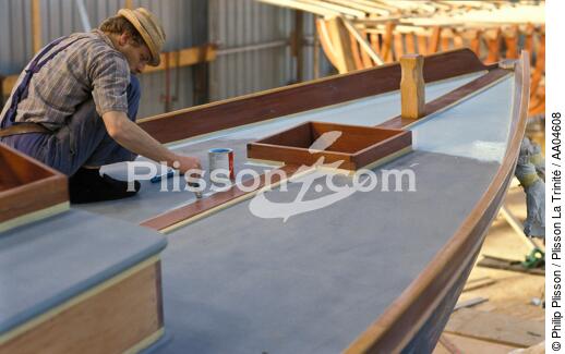 Homme travaillant au chantier du Guip. - © Philip Plisson / Plisson La Trinité / AA04608 - Nos reportages photos - Réparation navale