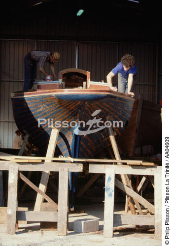 Working on a ship in Guip yard. - © Philip Plisson / Plisson La Trinité / AA04609 - Photo Galleries - The Guip Boatyard