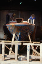 Travail sur un bateau au chantier du Guip. © Philip Plisson / Plisson La Trinité / AA04609 - Nos reportages photos - Réparation navale