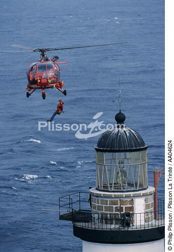 Relève du gardien sur Ar-Men. - © Philip Plisson / Plisson La Trinité / AA04624 - Nos reportages photos - Hélicoptère