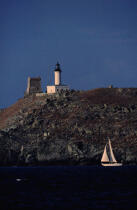 Voilier navigant au large de la Giraglia. © Philip Plisson / Plisson La Trinité / AA04457 - Nos reportages photos - Corse