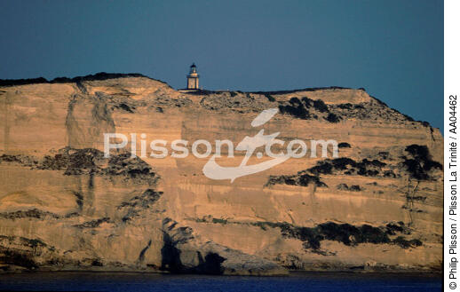 Phare de Pertusato niché sur la falaise. - © Philip Plisson / Plisson La Trinité / AA04462 - Photo Galleries - French Lighthouses